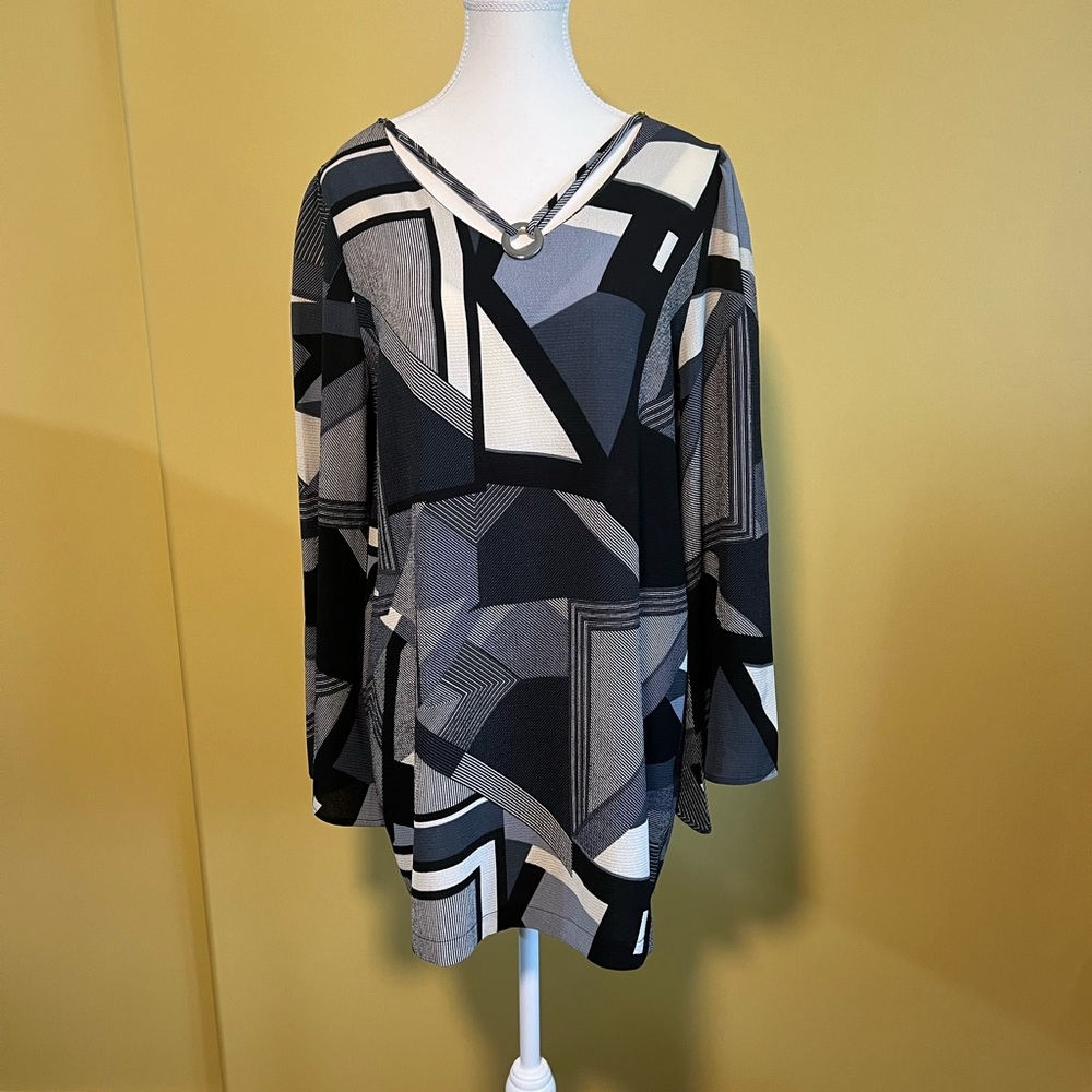 Retro mini dress/tunic with bell
sleeves and a removable necklace